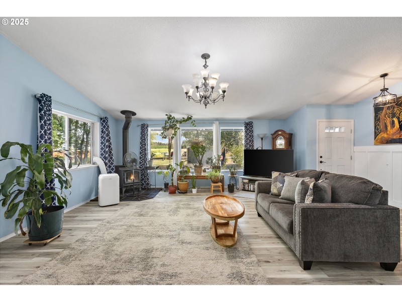 Living Room/Entrance