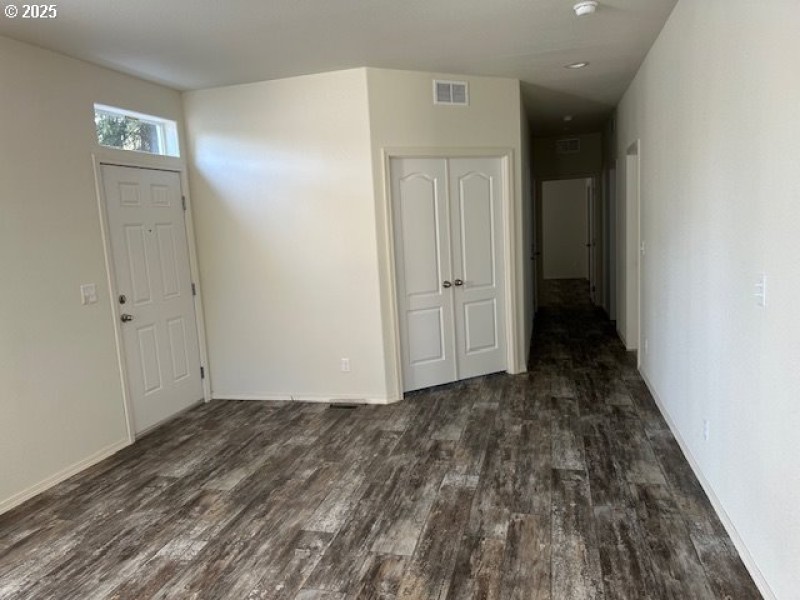 Living Room/Entrance