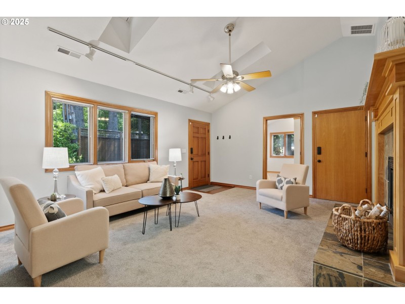 Living Room/Entrance
