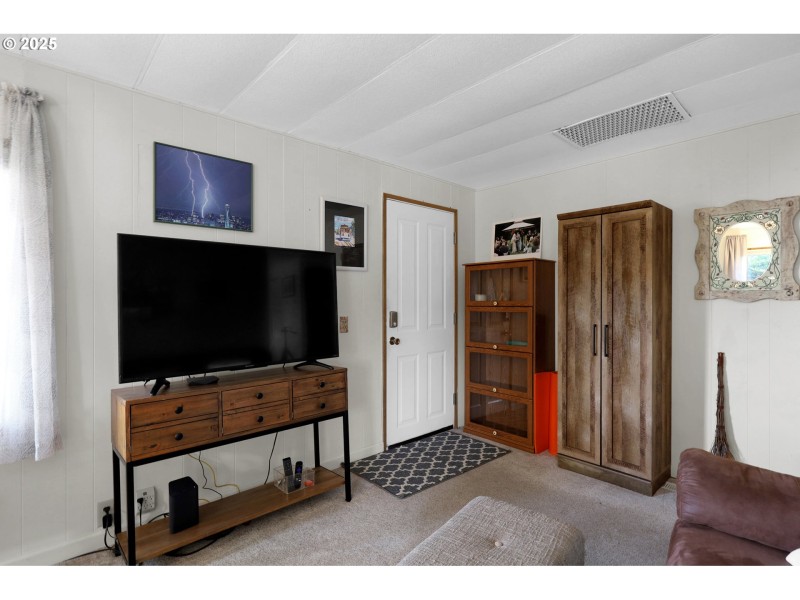 Living Room/Entrance