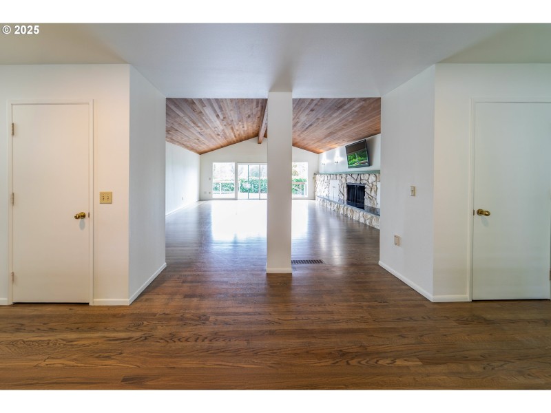 Living Room/Entrance
