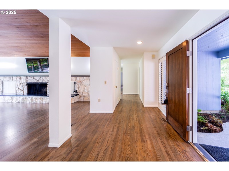 Living Room/Entrance