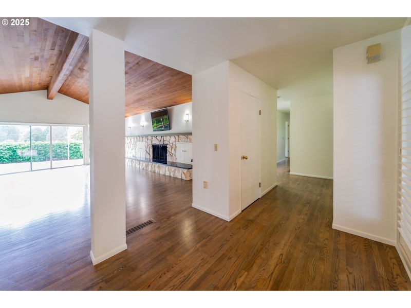 Living Room/Entrance