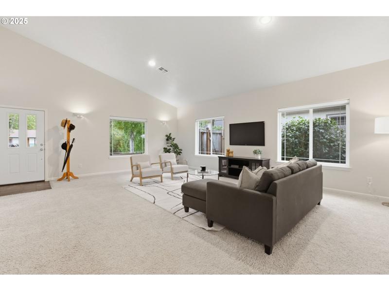 Living Room/Entrance