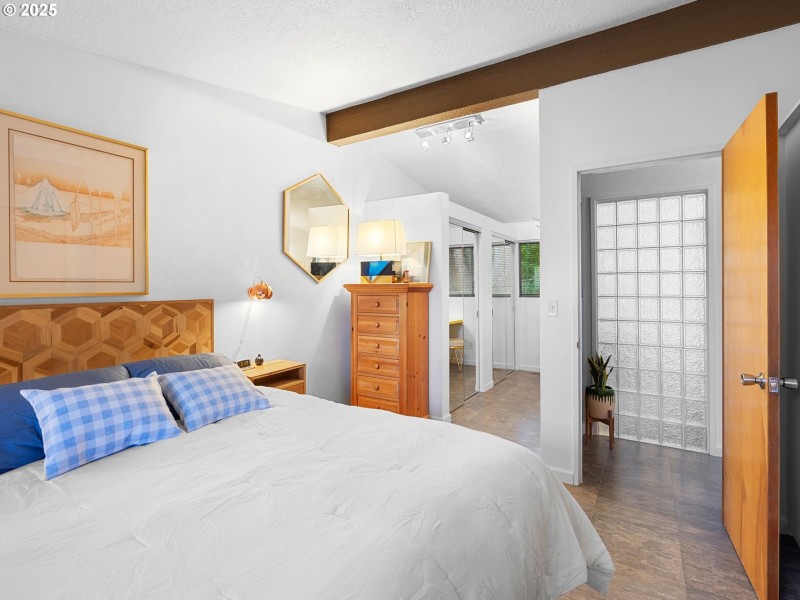 Bedroom, Primary