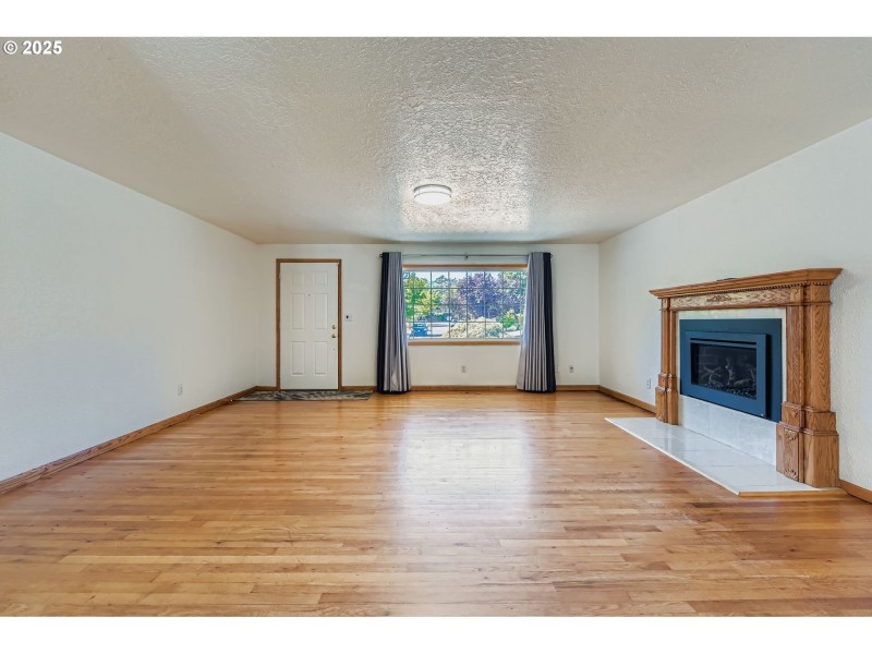 Living Room/Entrance