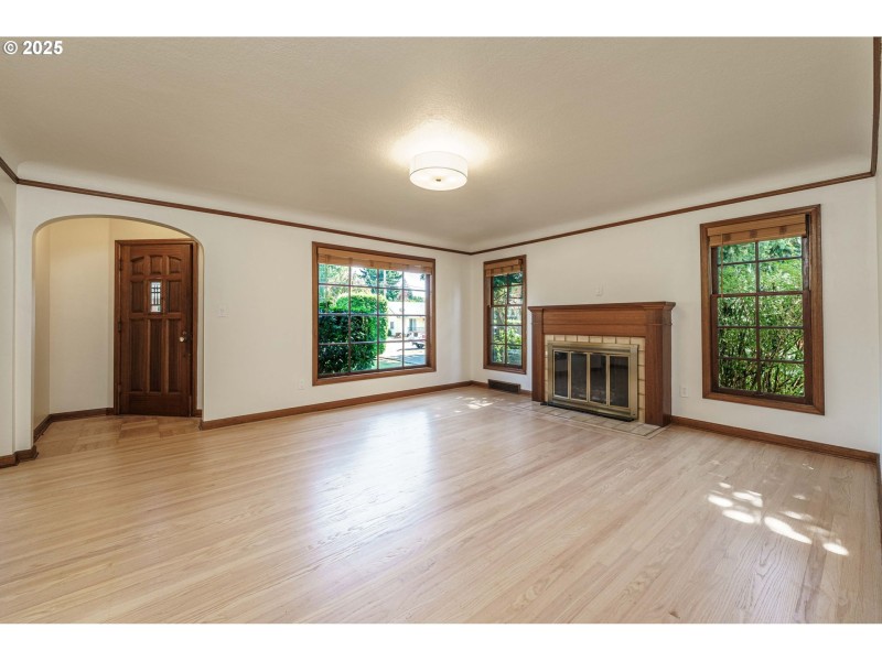 Living Room/Entrance