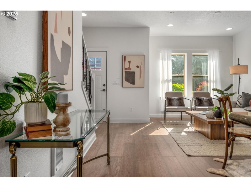 Living Room/Entrance