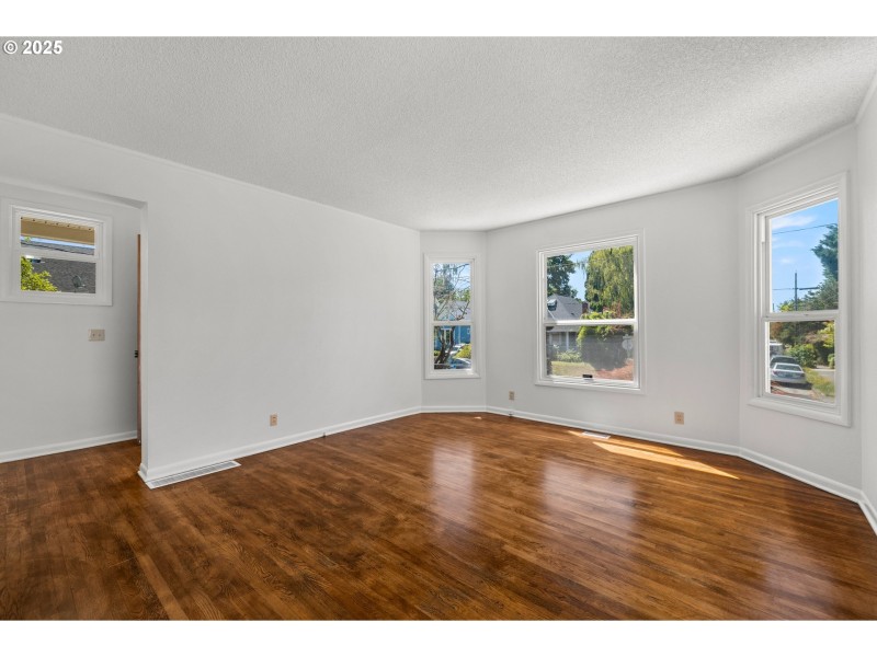 Living Room/Entrance