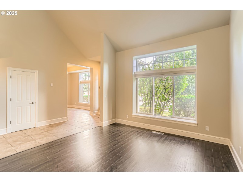 Living Room/Entrance