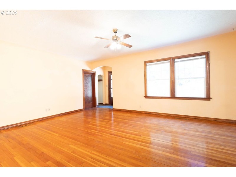 Living Room/Entrance