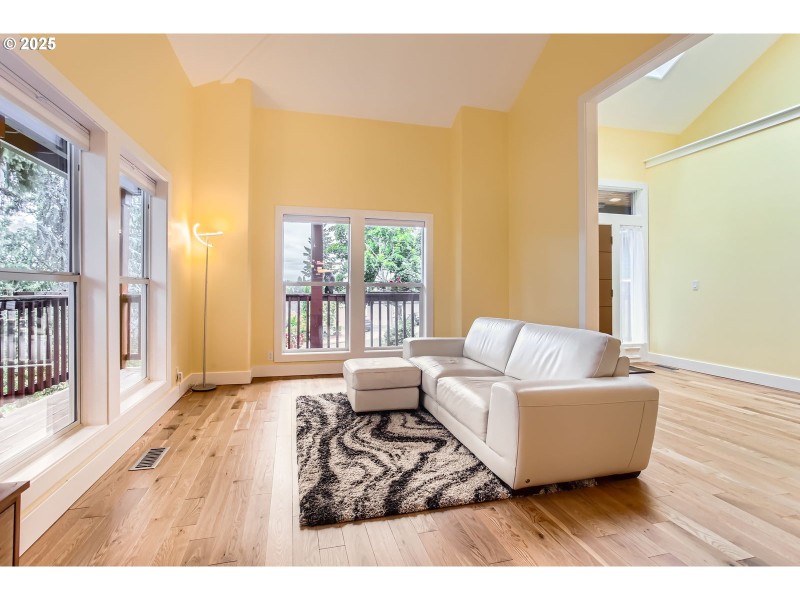 Living Room/Entrance