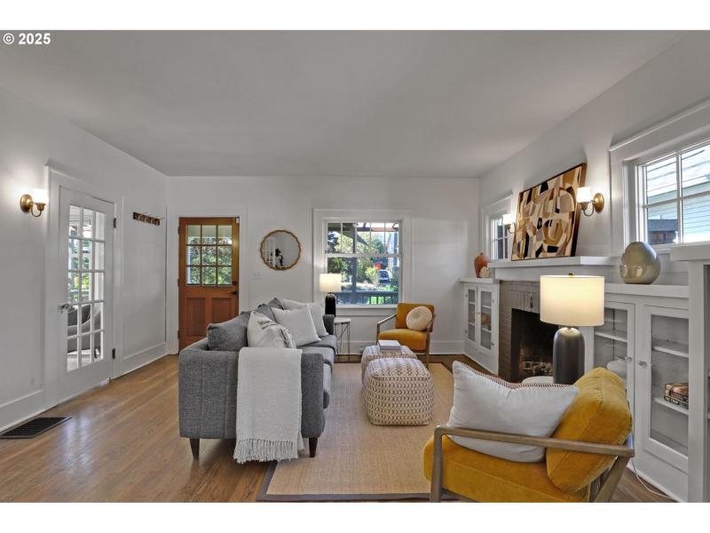 Living Room/Entrance