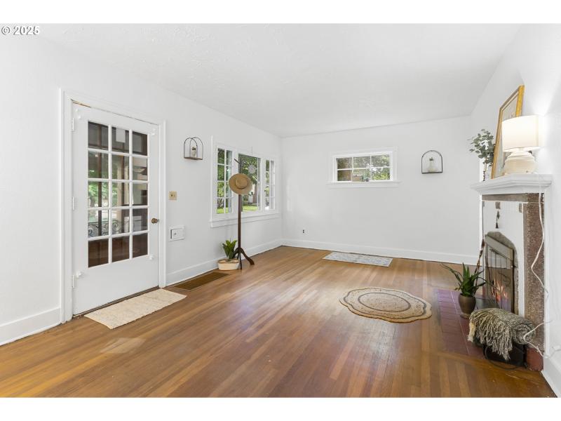 Living Room/Entrance