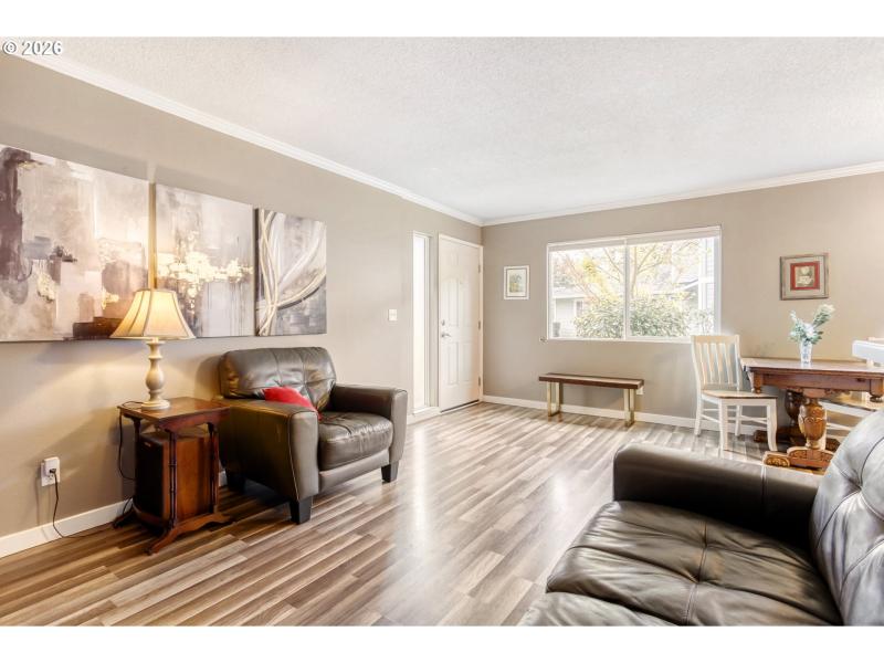 Living Room/Entrance