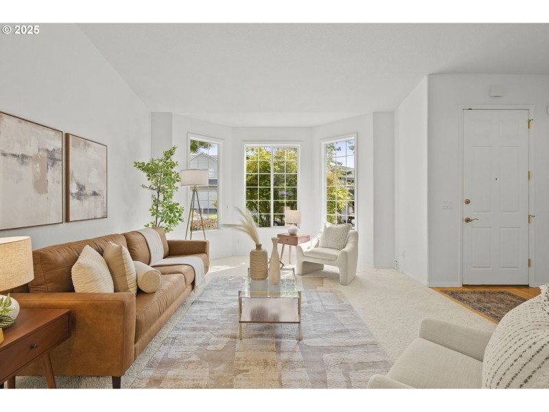 Living Room/Entrance