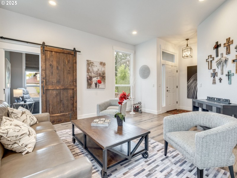 Living Room/Entrance