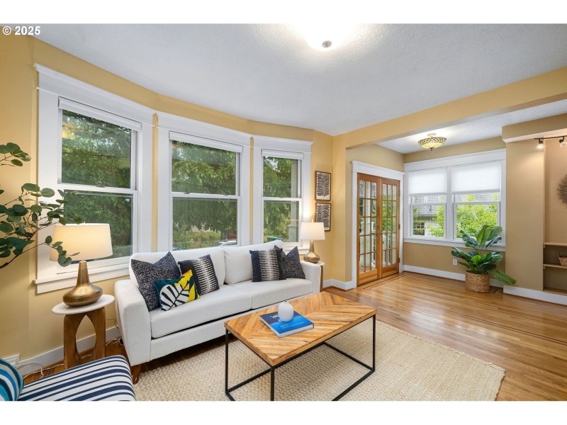 Living Room/Entrance