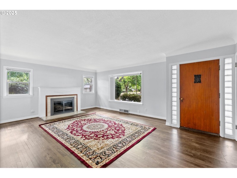 Living Room/Entrance