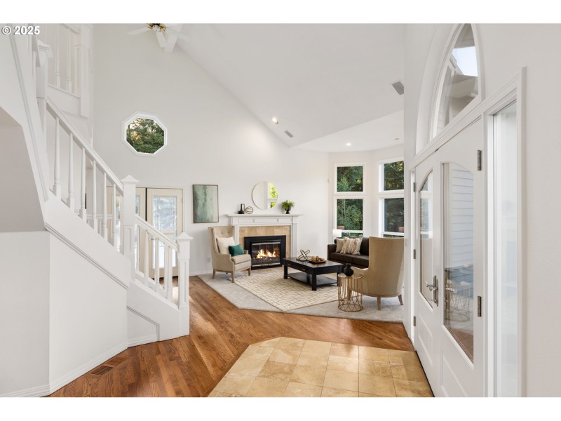 Living Room/Entrance