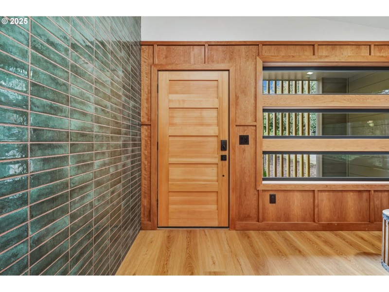 Living Room/Entrance