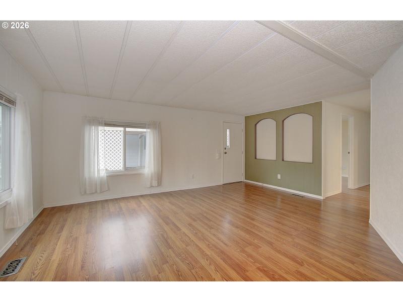 Living Room/Entrance