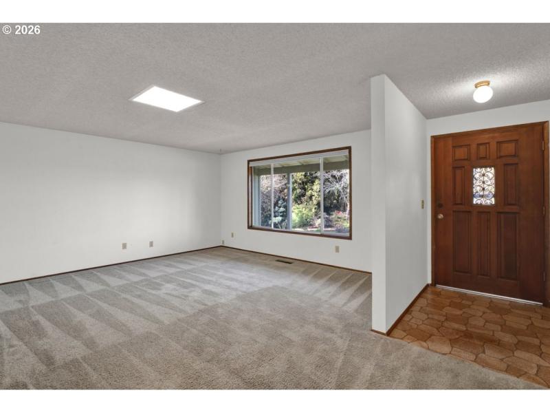 Living Room/Entrance