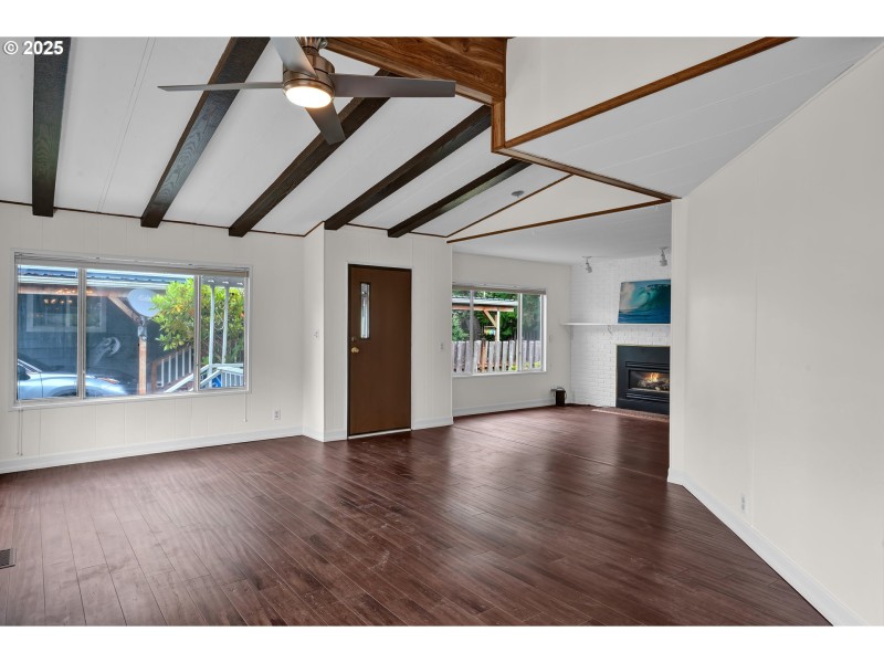 Living Room/Entrance