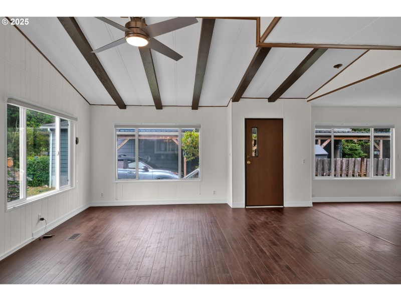 Living Room/Entrance