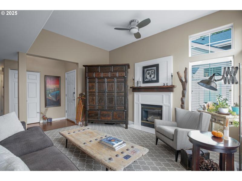 Living Room/Entrance