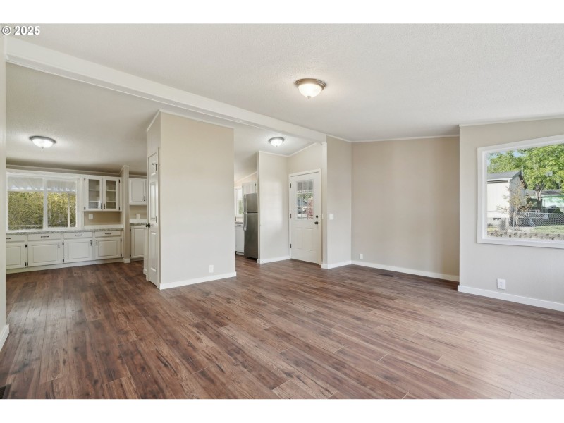 Living Room/Entrance
