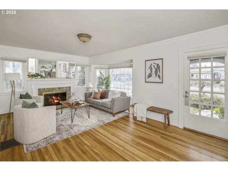 Living Room/Entrance