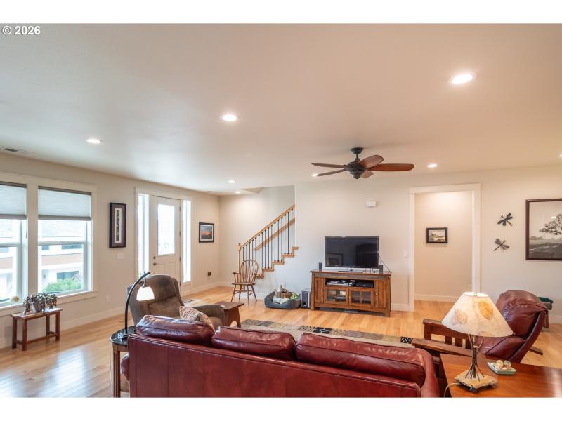 Living Room/Entrance