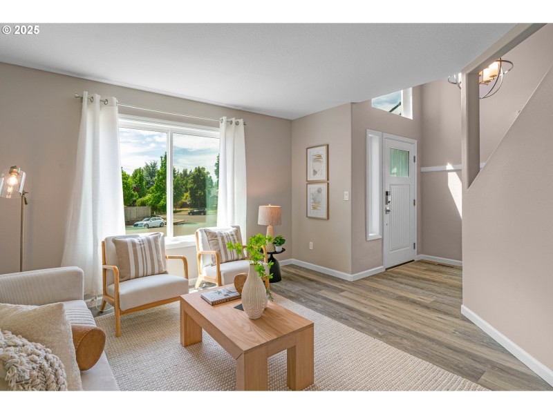Living Room/Entrance