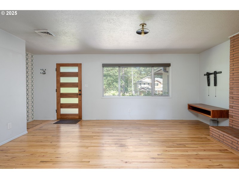 Living Room/Entrance