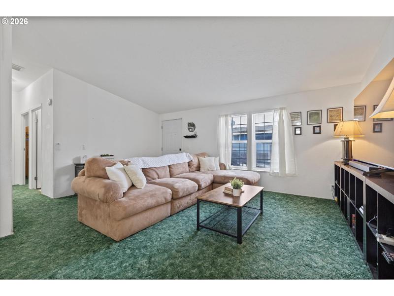 Living Room/Entrance