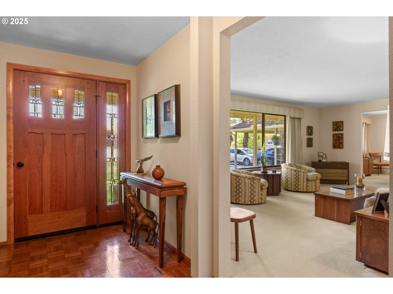 Living Room/Entrance