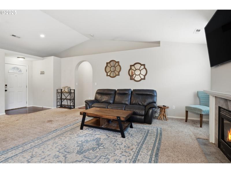 Living Room/Entrance