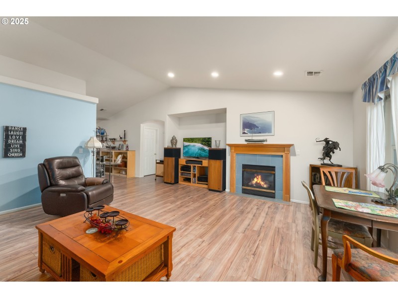 Living Room/Entrance