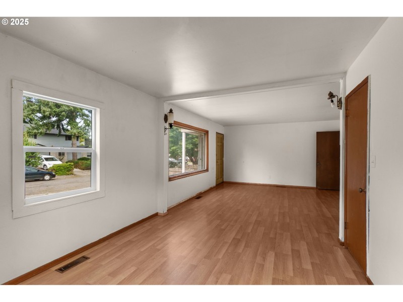 Living Room/Entrance