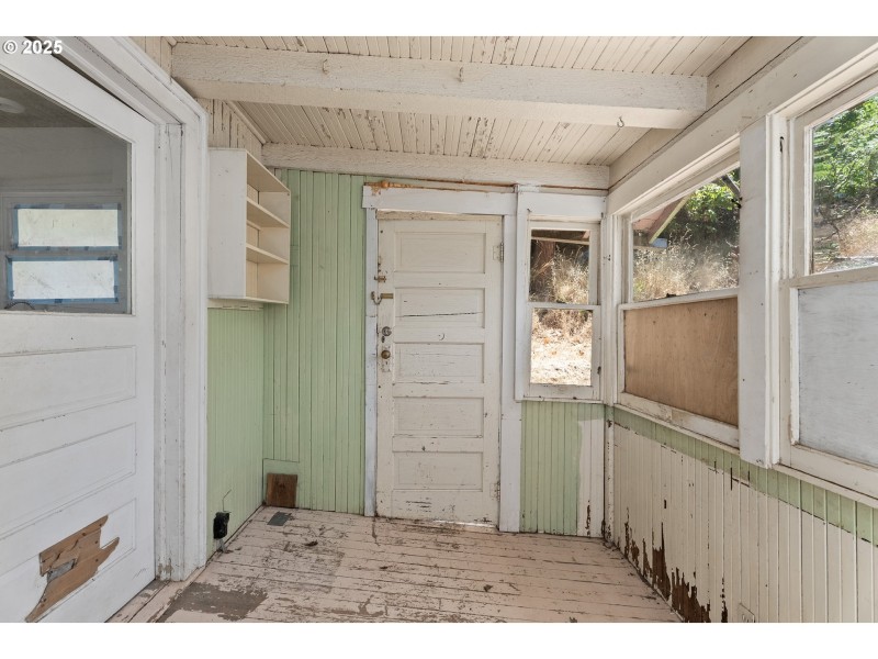 Porch, Screened in