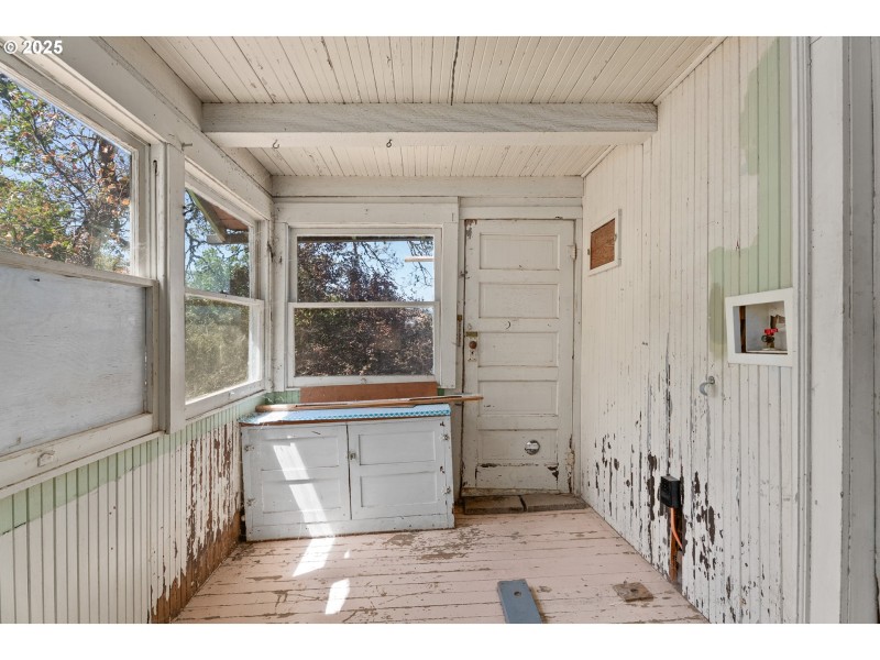 Porch, Screened in