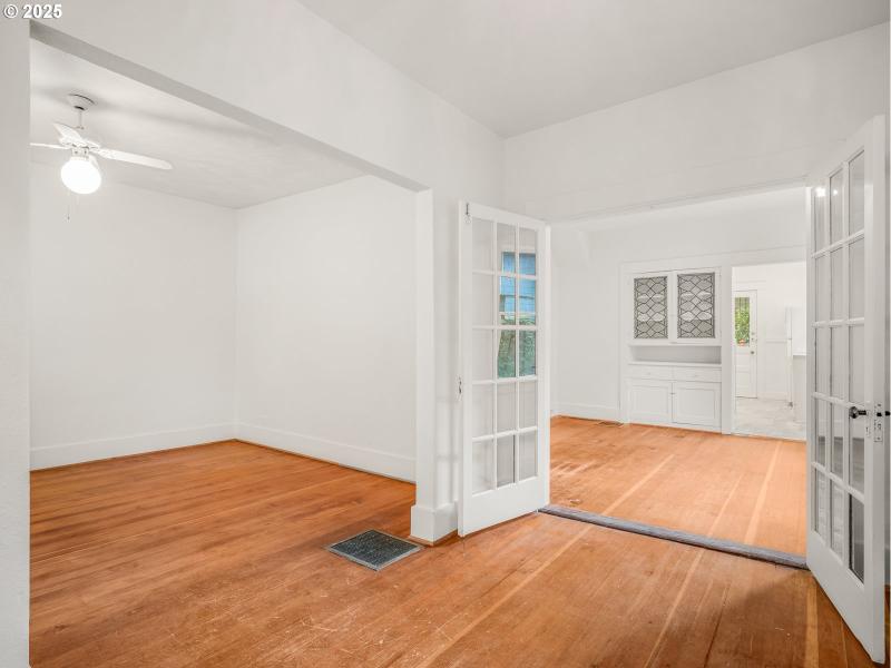 Living Room/Entrance