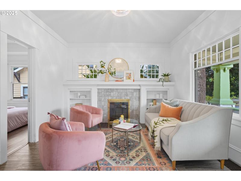 Living Room/Entrance