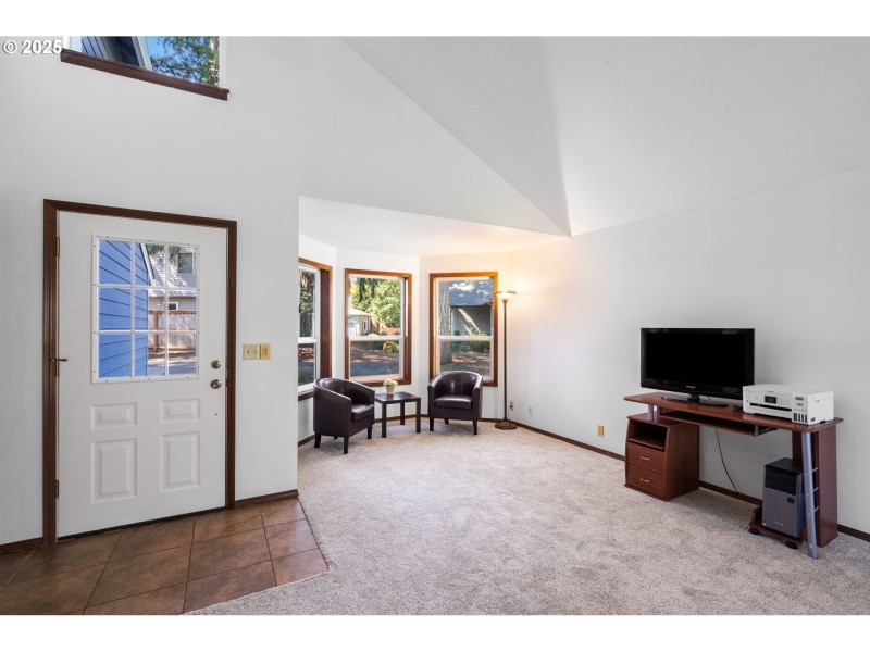 Living Room/Entrance