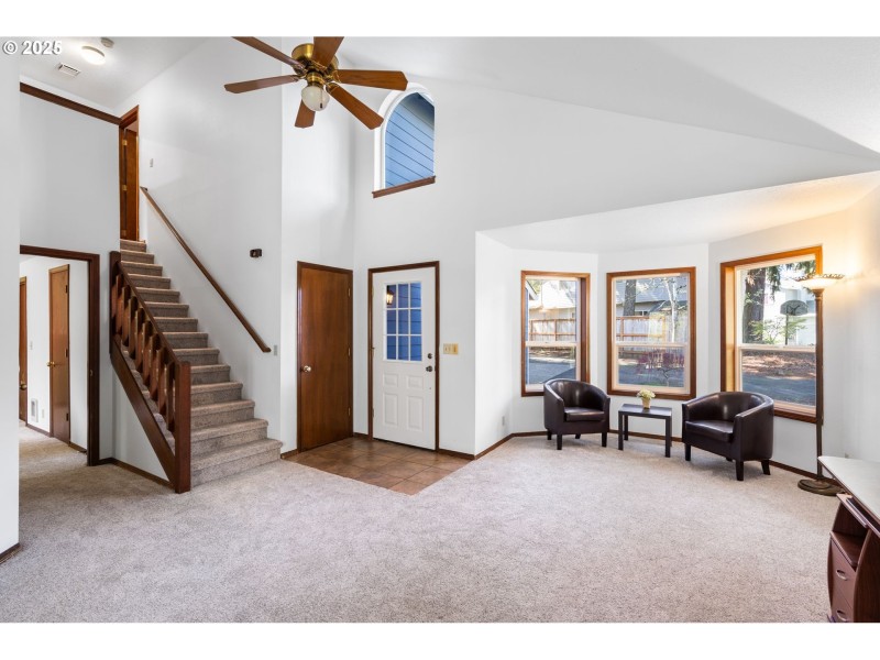 Living Room/Entrance