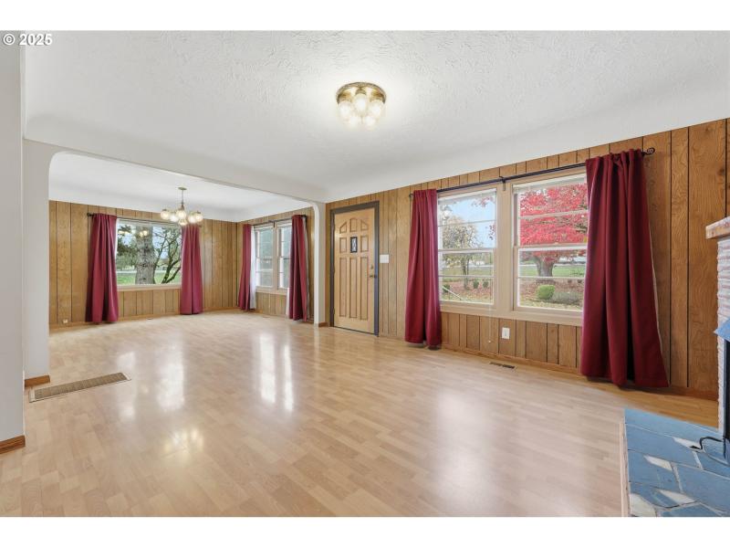 Living Room/Entrance