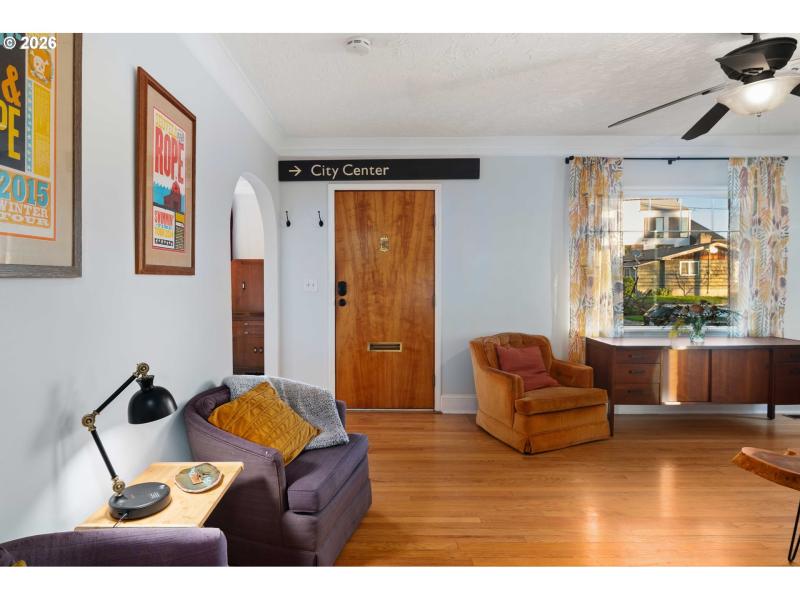 Living Room/Entrance