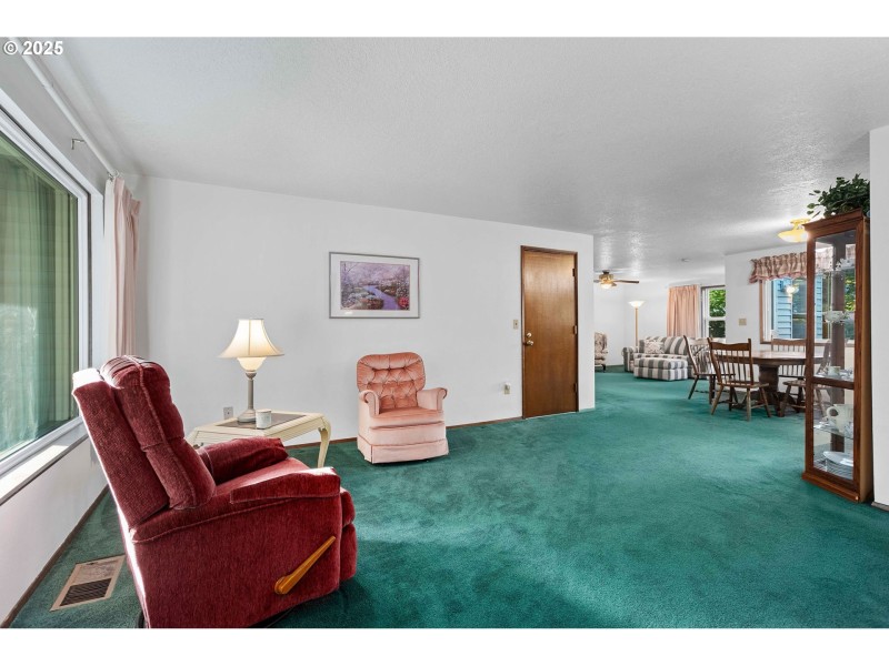 Living Room/Entrance