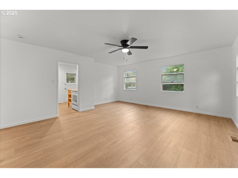 Living Room/Entrance